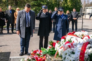 Uczestnicy obchodów "W hołdzie Ofiarom Zbrodni Katyńskiej oraz upamiętnienie Katastrofy Smoleńskiej"