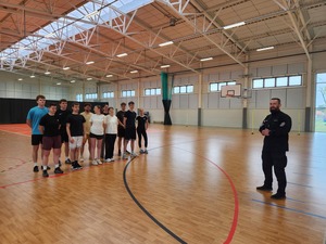 egzaminatorzy Policyjni i uczniowie przystępujący do testu sprawnościowego