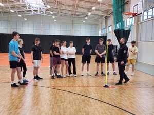 egzaminatorzy Policyjni i uczniowie przystępujący do testu sprawnościowego