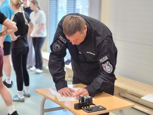 egzaminatorzy Policyjni i uczniowie przystępujący do testu sprawnościowego