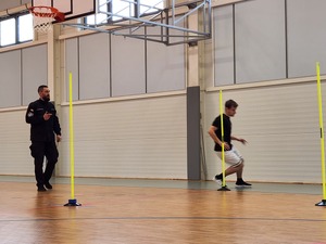 egzaminatorzy Policyjni i uczniowie przystępujący do testu sprawnościowego