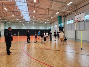 egzaminatorzy Policyjni i uczniowie przystępujący do testu sprawnościowego