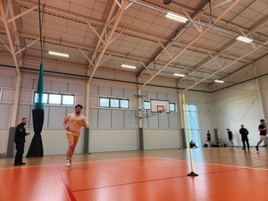 egzaminatorzy Policyjni i uczniowie przystępujący do testu sprawnościowego