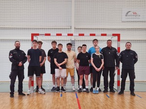 egzaminatorzy Policyjni i uczniowie przystępujący do testu sprawnościowego