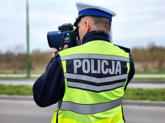 policjant mierzący prędkość