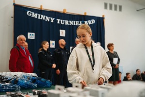 uczestnicy turnieju BRD z policjantami