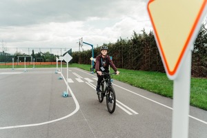 uczestnicy turnieju BRD z policjantami
