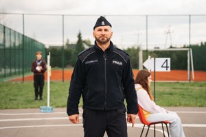 uczestnicy turnieju BRD z policjantami