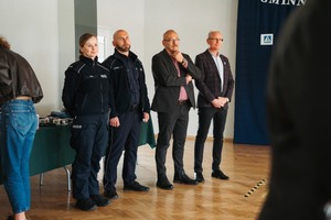 uczestnicy turnieju BRD z policjantami