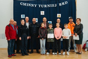 uczestnicy turnieju BRD z policjantami