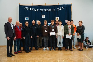 uczestnicy turnieju BRD z policjantami