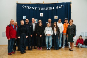 uczestnicy turnieju BRD z policjantami