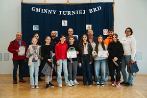 uczestnicy turnieju BRD z policjantami