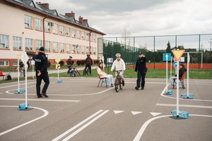 uczestnicy turnieju BRD z policjantami