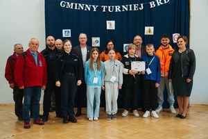 uczestnicy turnieju BRD z policjantami