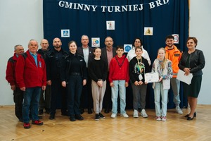uczestnicy turnieju BRD z policjantami