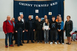uczestnicy turnieju BRD z policjantami