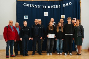 uczestnicy turnieju BRD z policjantami