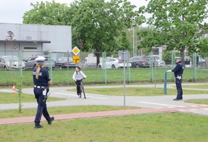 uczestniczy turnieju, goście, organizatorzy i policjanci