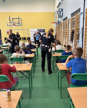 uczestniczy turnieju, goście, organizatorzy i policjanci