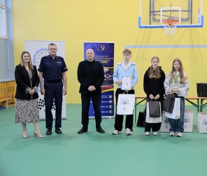 uczestniczy turnieju, goście, organizatorzy i policjanci