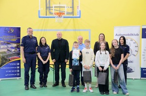 uczestniczy turnieju, goście, organizatorzy i policjanci
