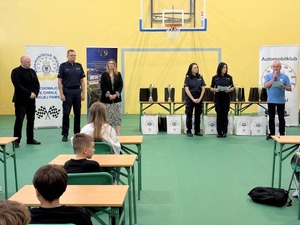 uczestniczy turnieju, goście, organizatorzy i policjanci