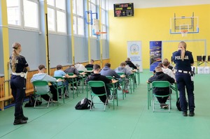 uczestniczy turnieju, goście, organizatorzy i policjanci