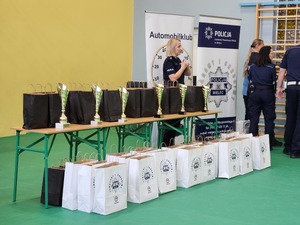 uczestnicy turnieju, organizatorzy, goście i policjanci