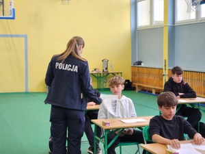 uczestnicy turnieju, organizatorzy, goście i policjanci