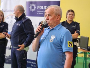 uczestnicy turnieju, organizatorzy, goście i policjanci