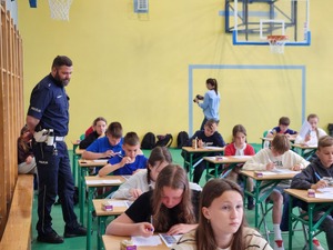 uczestnicy turnieju, organizatorzy, goście i policjanci