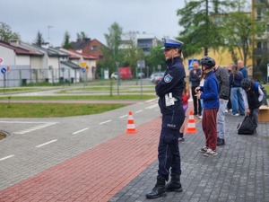 uczestnicy turnieju, organizatorzy, goście i policjanci