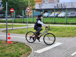 uczestnicy turnieju, organizatorzy, goście i policjanci
