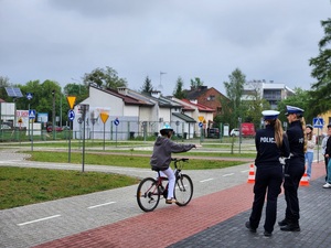 uczestnicy turnieju, organizatorzy, goście i policjanci
