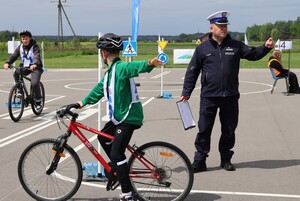 policjanci, organizatorzy Wojewódzkiego Finału Turnieju Bezpieczeństwa w Ruchu Drogowym