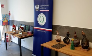 uczestnicy Nocy Otwartych Sądów z mielecką policjantką - profilaktyk społeczną