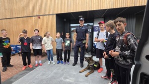 dzieci z SP nr 2 z policjantami