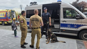 dzieci z SP nr 2 z policjantami