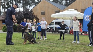 dzieci z SP nr 2 z policjantami