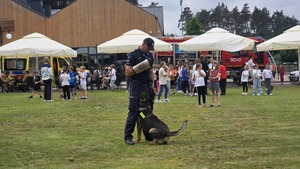 dzieci z SP nr 2 z policjantami
