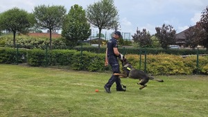 dzieci z SP nr 2 z policjantami