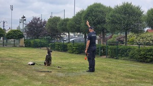 dzieci z SP nr 2 z policjantami