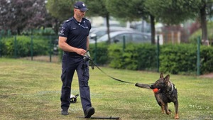 dzieci z SP nr 2 z policjantami