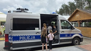 dzieci z SP nr 2 z policjantami