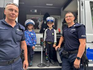 uczestnicy pikniku z policjantami