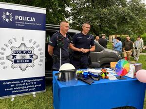 uczestnicy pikniku z policjantami