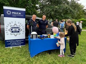 uczestnicy pikniku z policjantami