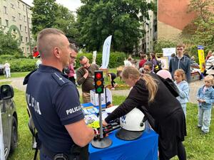 uczestnicy pikniku z policjantami