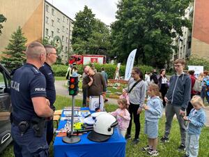 uczestnicy pikniku z policjantami